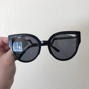 NEVER WORN DIFF Eyewear Penny fames in black